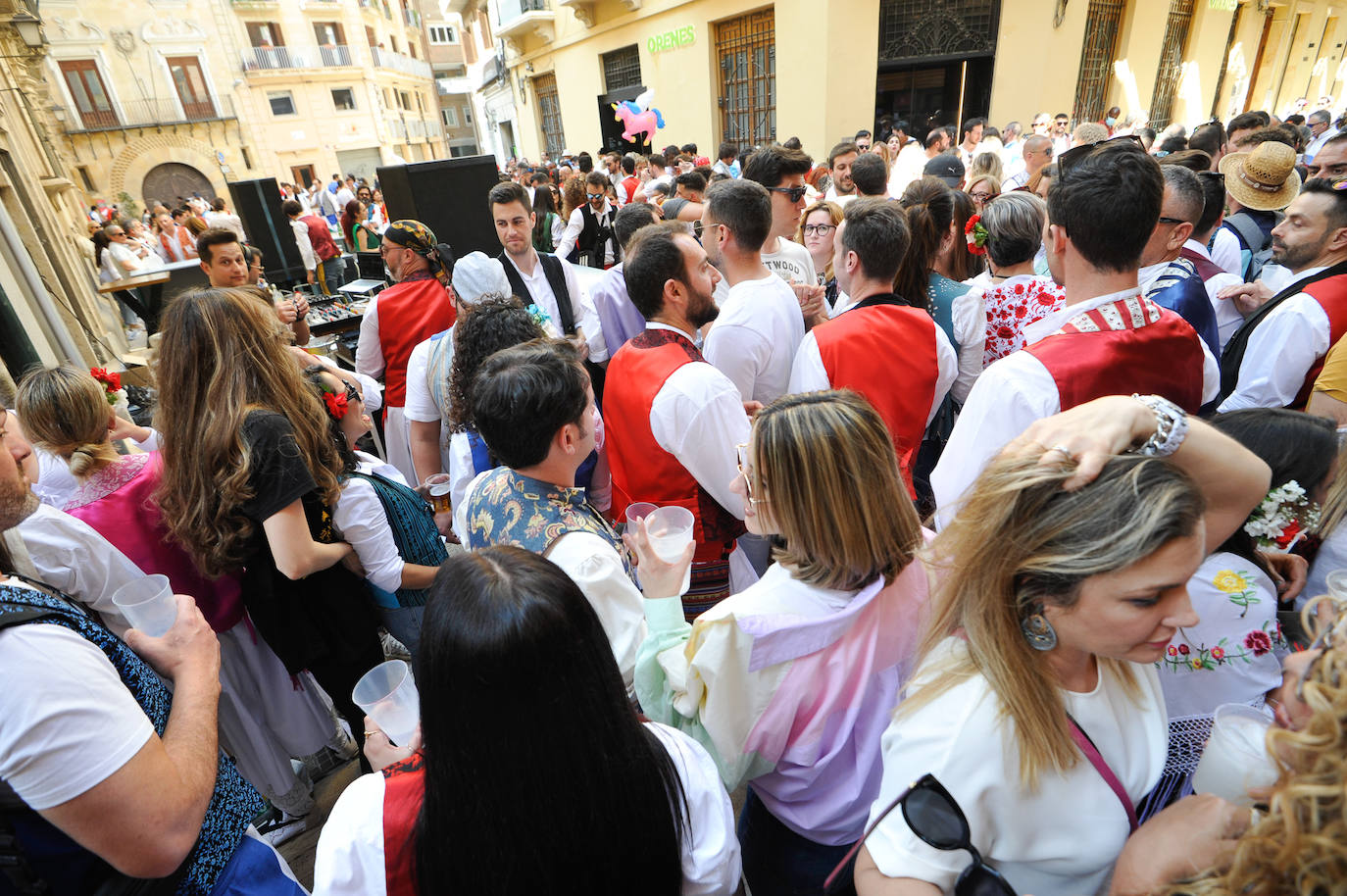 Decenas de personas, en la calle, este martes en el Bando de la Huerta. 