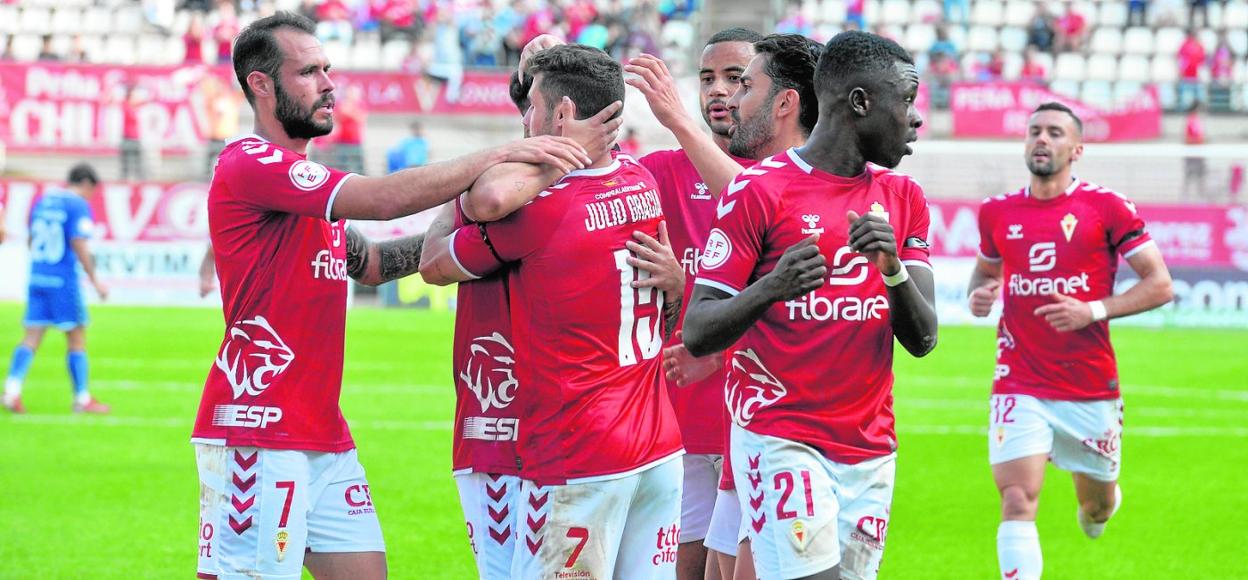 Los jugadores del Real Murcia celebran uno de los goles que le hicieron el domingo al Puertollano. 