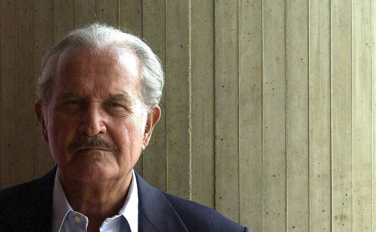 El escritor mexicano Carlos Fuentes (1928-2012). Portadas de diferentes ediciones de 'Aura' (1962), de Carlos Fuentes. 
