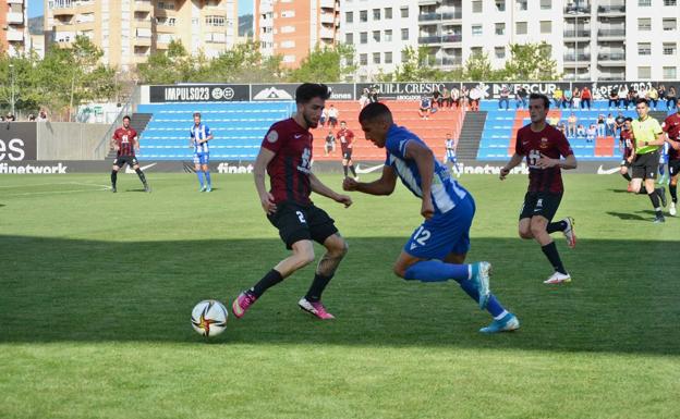 Mounir, del Águilas, se va de un rival el domingo en Elda. 