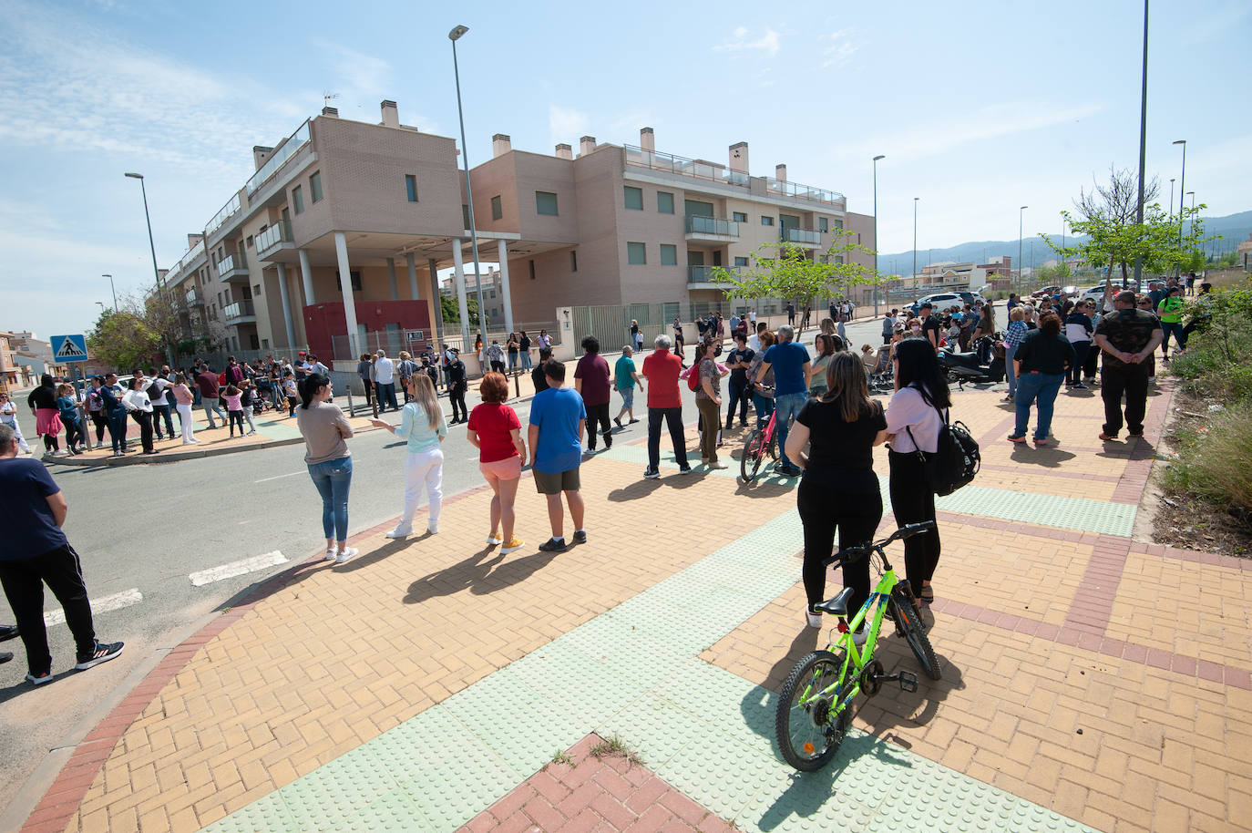 Fotos: Vecinos de Sangonera vigilan un edificio abandonado para evitar que lo okupen