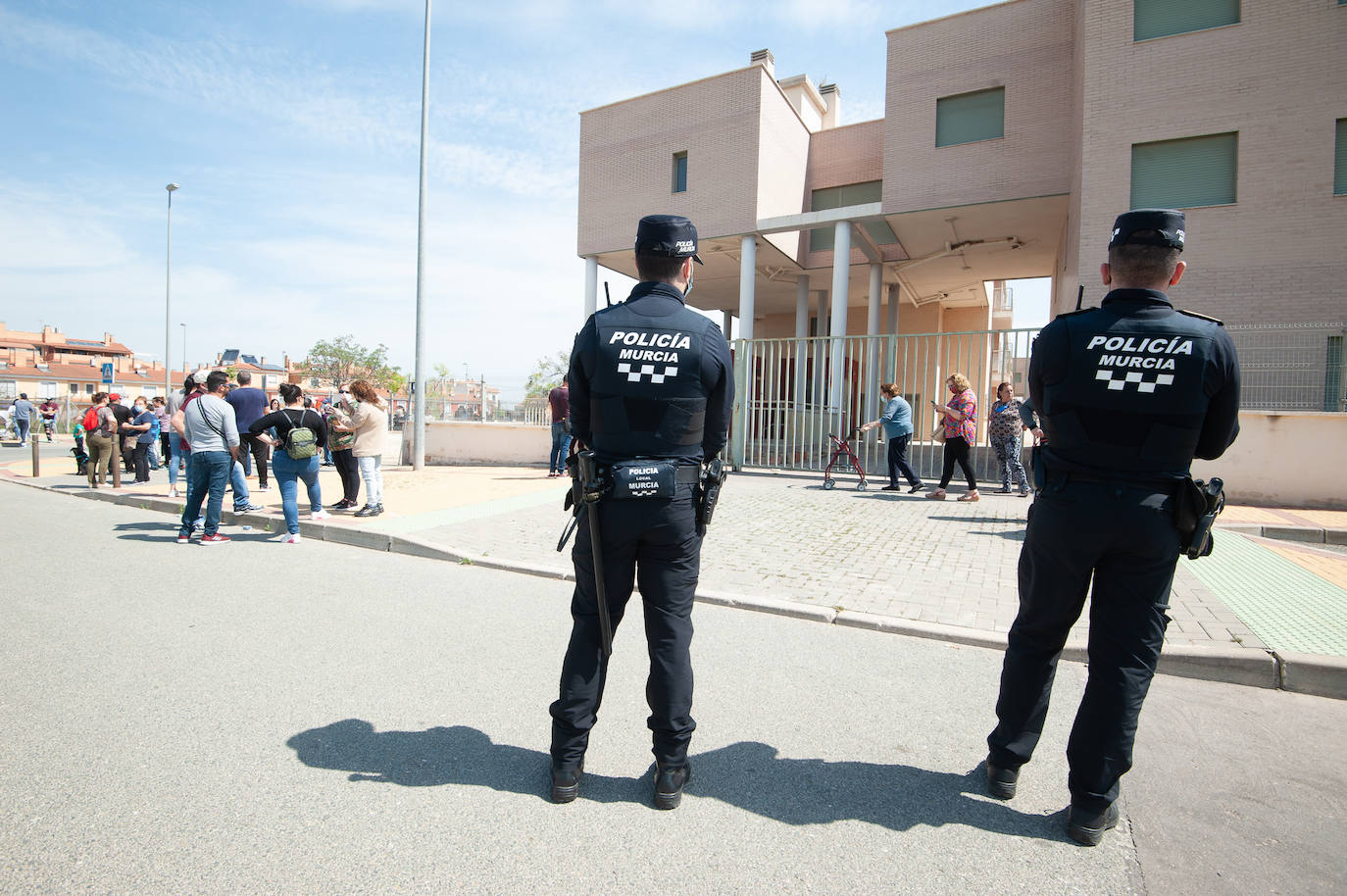Fotos: Vecinos de Sangonera vigilan un edificio abandonado para evitar que lo okupen