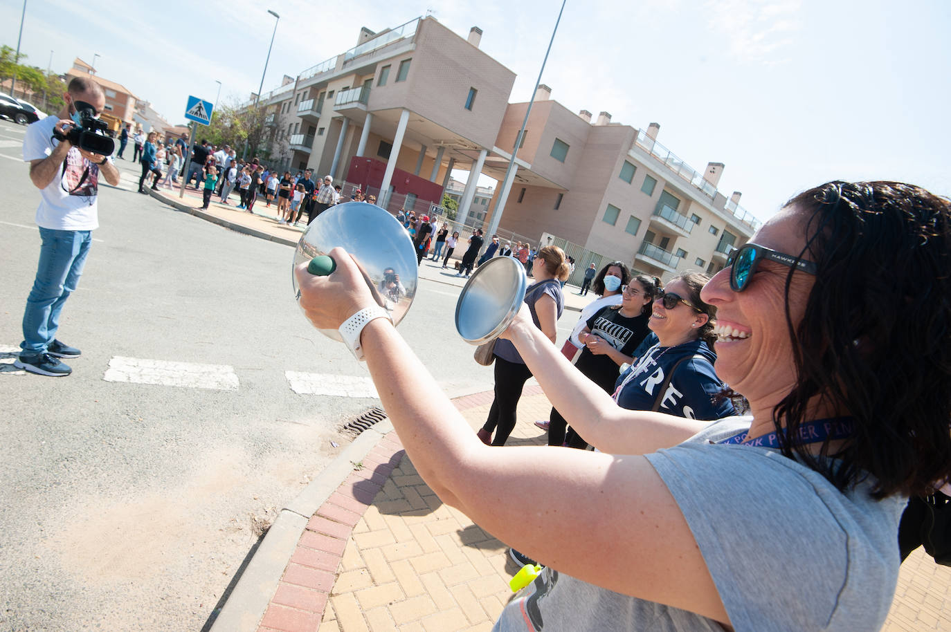 Fotos: Vecinos de Sangonera vigilan un edificio abandonado para evitar que lo okupen