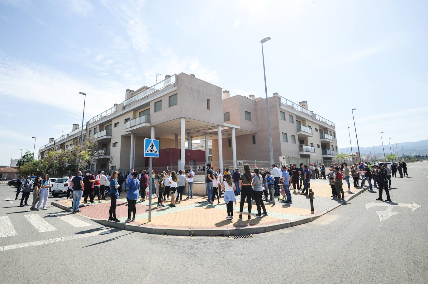 Fotos: Vecinos de Sangonera vigilan un edificio abandonado para evitar que lo okupen