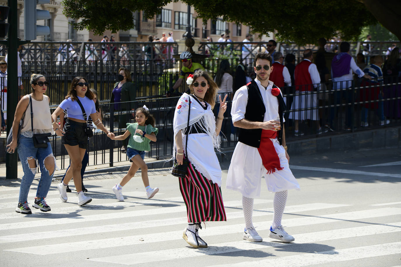 Decenas de personas, en la calle, este martes en el Bando de la Huerta. 