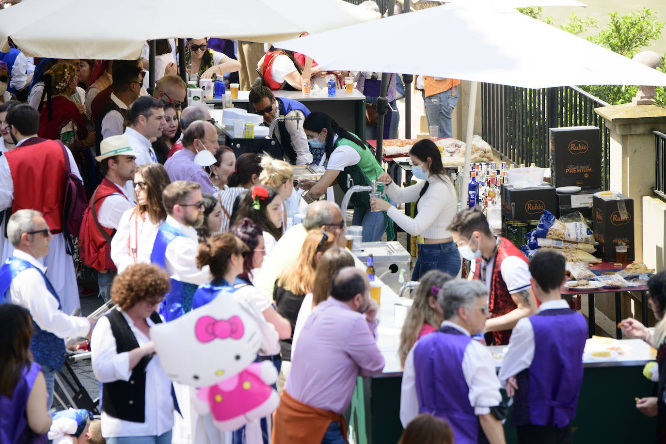 Decenas de personas, en la calle, este martes en el Bando de la Huerta. 