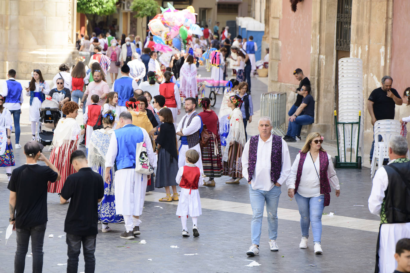 Decenas de personas, en la calle, este martes en el Bando de la Huerta. 