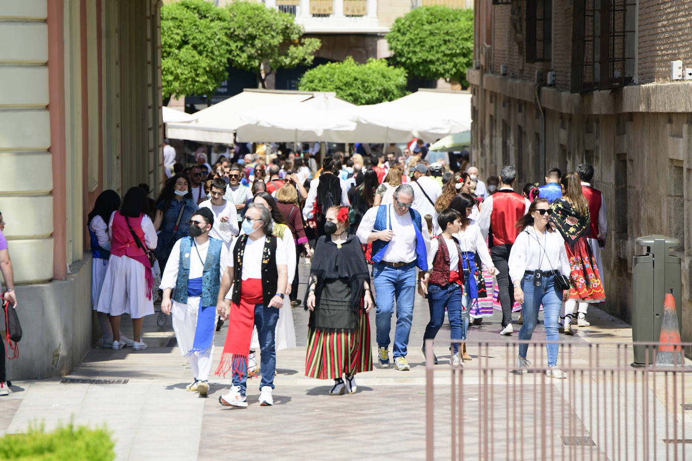 Decenas de personas, en la calle, este martes en el Bando de la Huerta. 