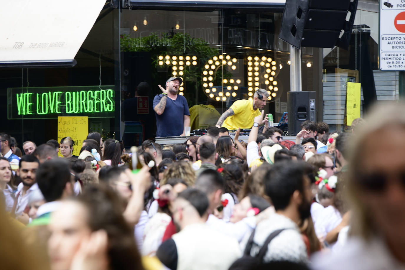 Decenas de personas, en la calle, este martes en el Bando de la Huerta. 