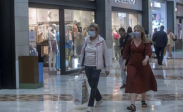 Clientes en el centro comercial Espacio Mediterráneo de Cartagena, este miércoles.