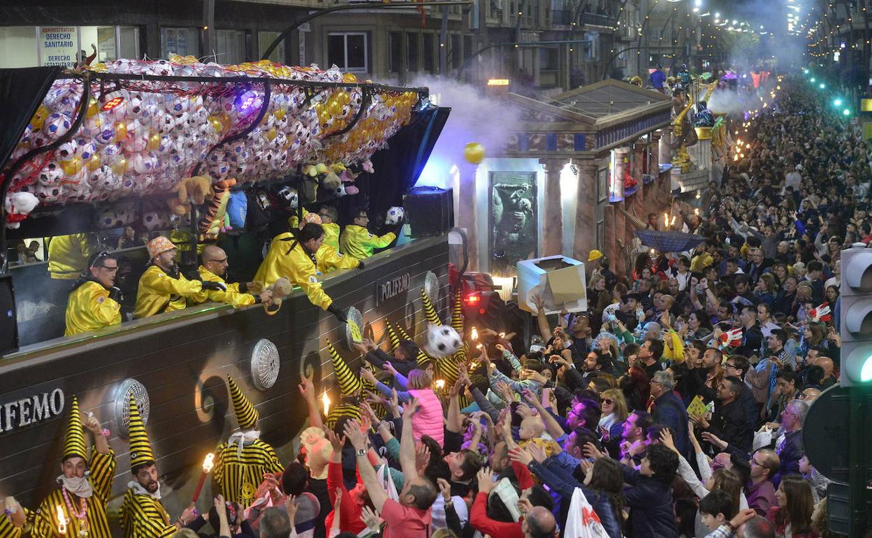 Carrozas sardineras lanzan juguetes al público en el desfile del Entierro de la Sardina de 2019.