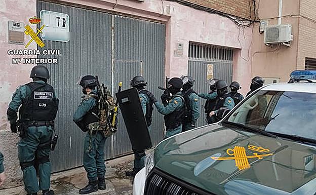 Varios agentes de la Guardia Civil durante la operación 'Abfall'.