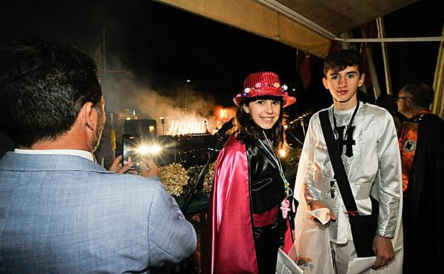 Doña Sardinilla y el Gran Chirrete observan la quema. 