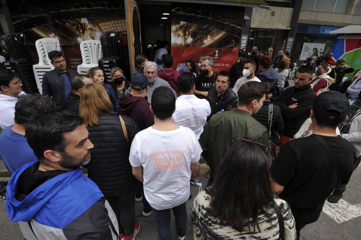 Fotos: Indignación por los problemas en la venta de sillas para el Entierro de la Sardina