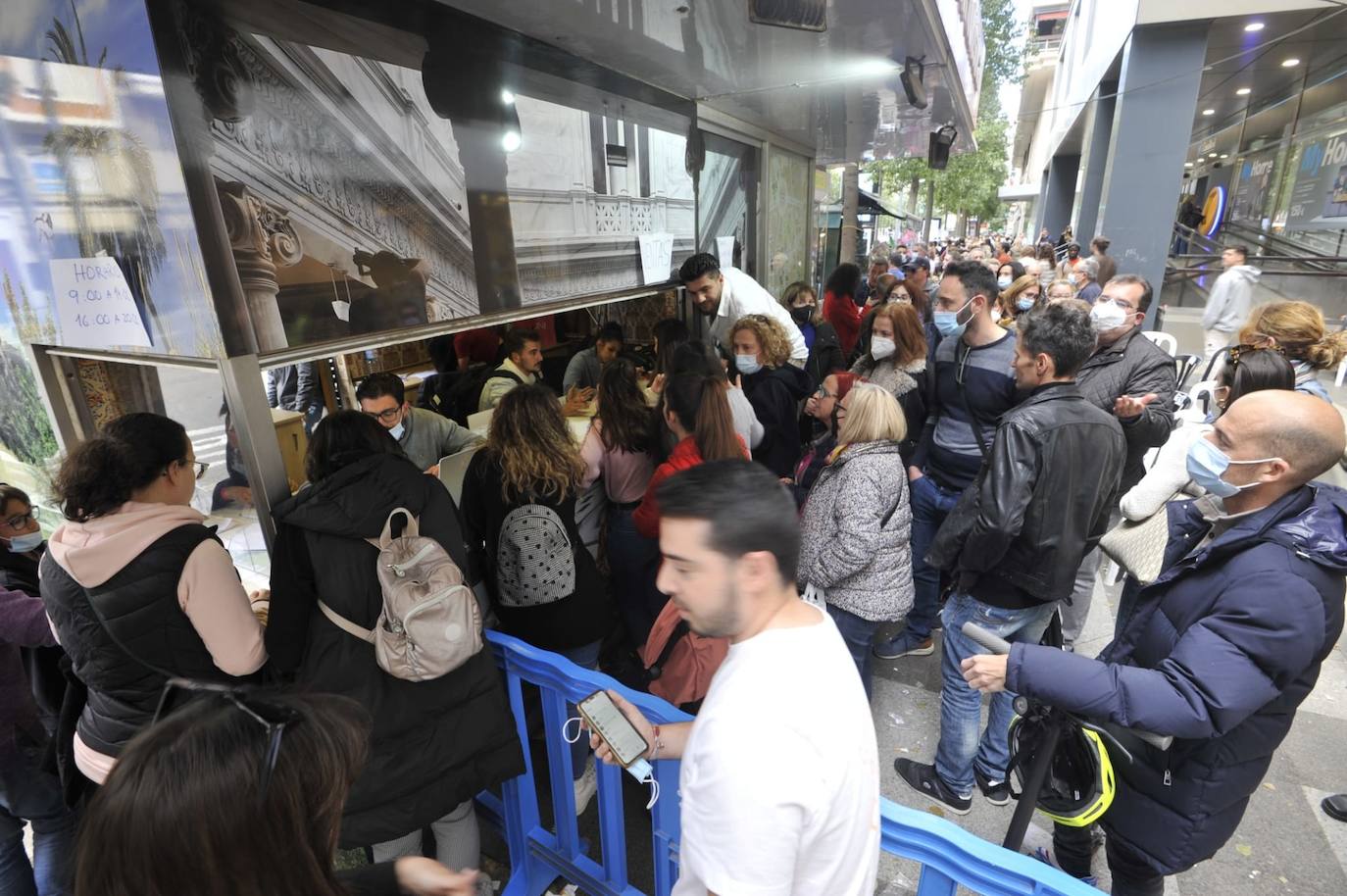 Fotos: Indignación por los problemas en la venta de sillas para el Entierro de la Sardina