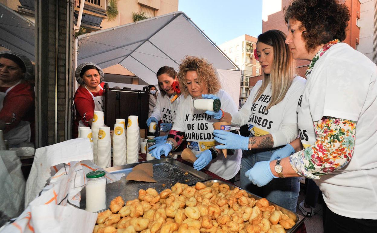 Preparación de buñuelos en la Ferretería San Antón, este jueves.