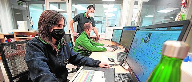 Trabajadores de la empresa Estrella de Levante mantienen el empleo imperativo de la mascarilla en su puesto hasta el próximo 28 de abril. 