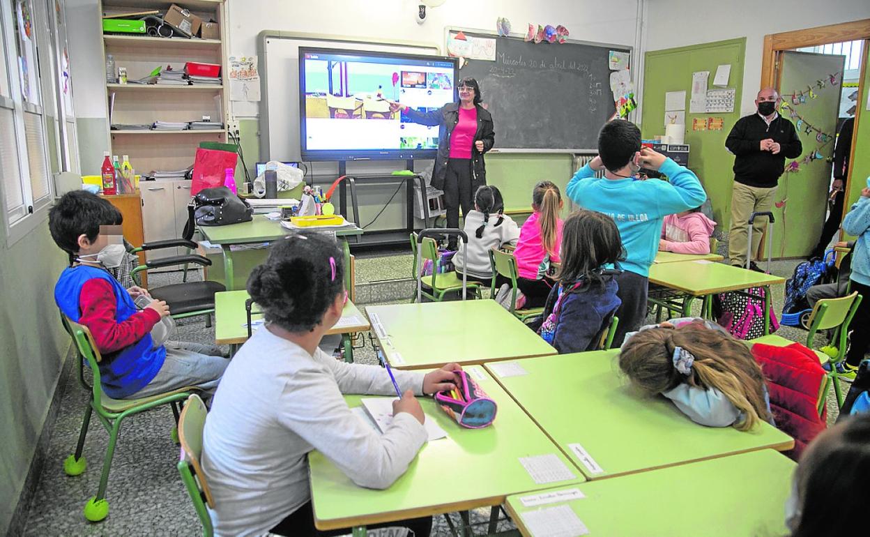 Profesores y alumnos del colegio Antonio de Ulloa de Cartagena, durante una clase. 