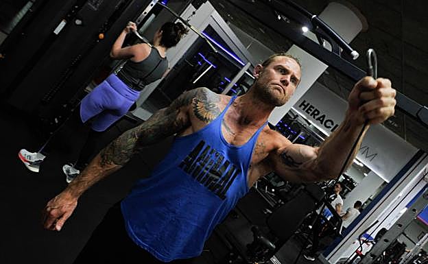 Usuarios del gimnasio Heracles Centro practican, ayer, ejercicio sin mascarilla. 