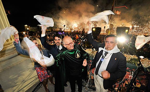 Entrega de la Sardina a los festeros por el alcalde (d), anoche.
