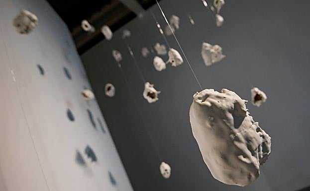 'Agujeros blancos' (modelado con porcelana blanca).