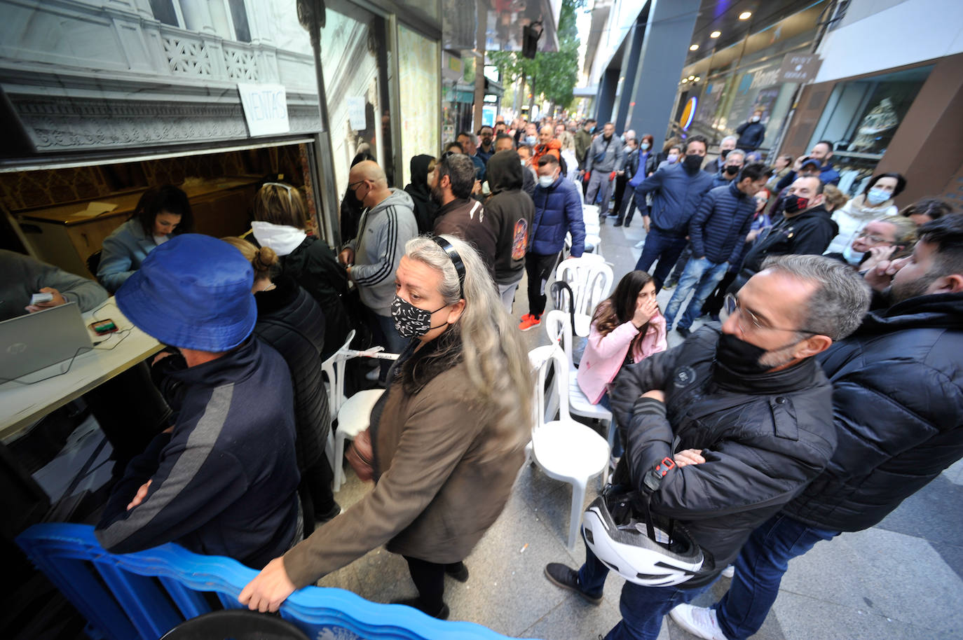 Fotos: Indignación por los problemas en la venta de sillas para el Entierro de la Sardina