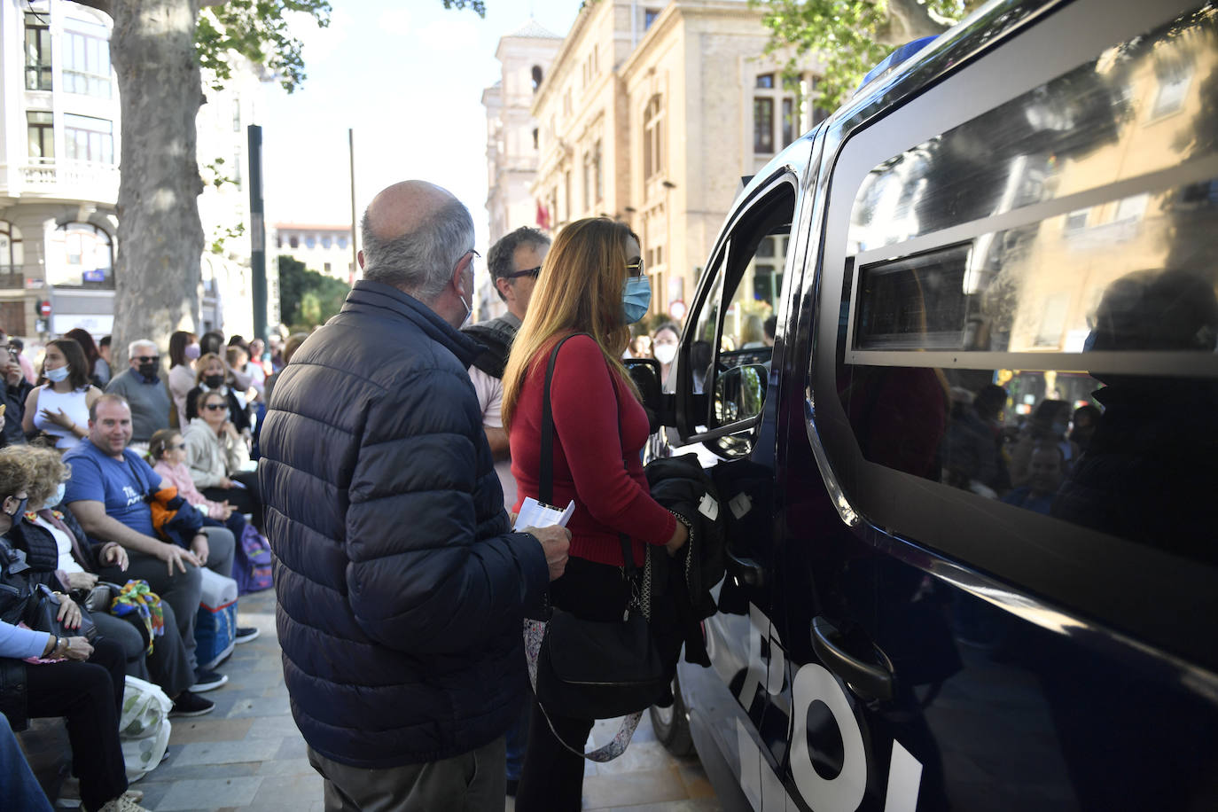Fotos: Problemas con las sillas obligan a paralizar el arranque de la Batalla de las Flores