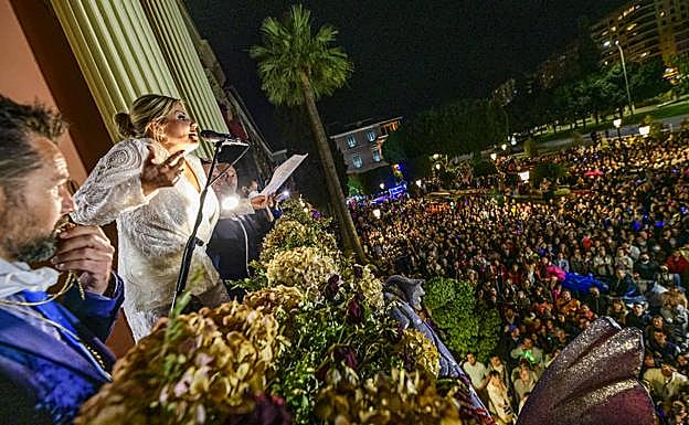 Paloma Jáudenes lee el Testamento, este viernes, ante numerosas personas.