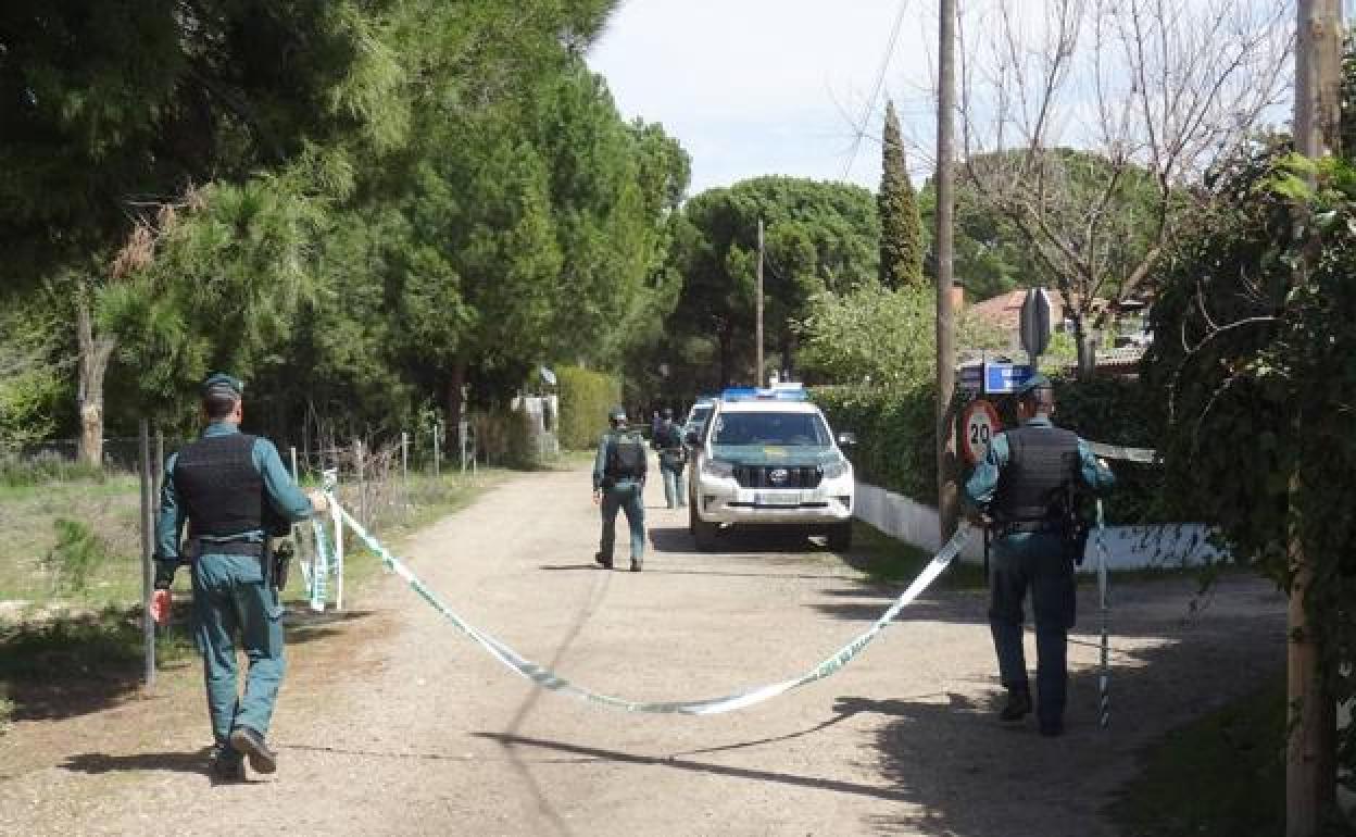 La Guardia Civil rastrea en la casa de Óscar S. M. en la urbanización El Romeral de Traspinedo el 11 de abril.