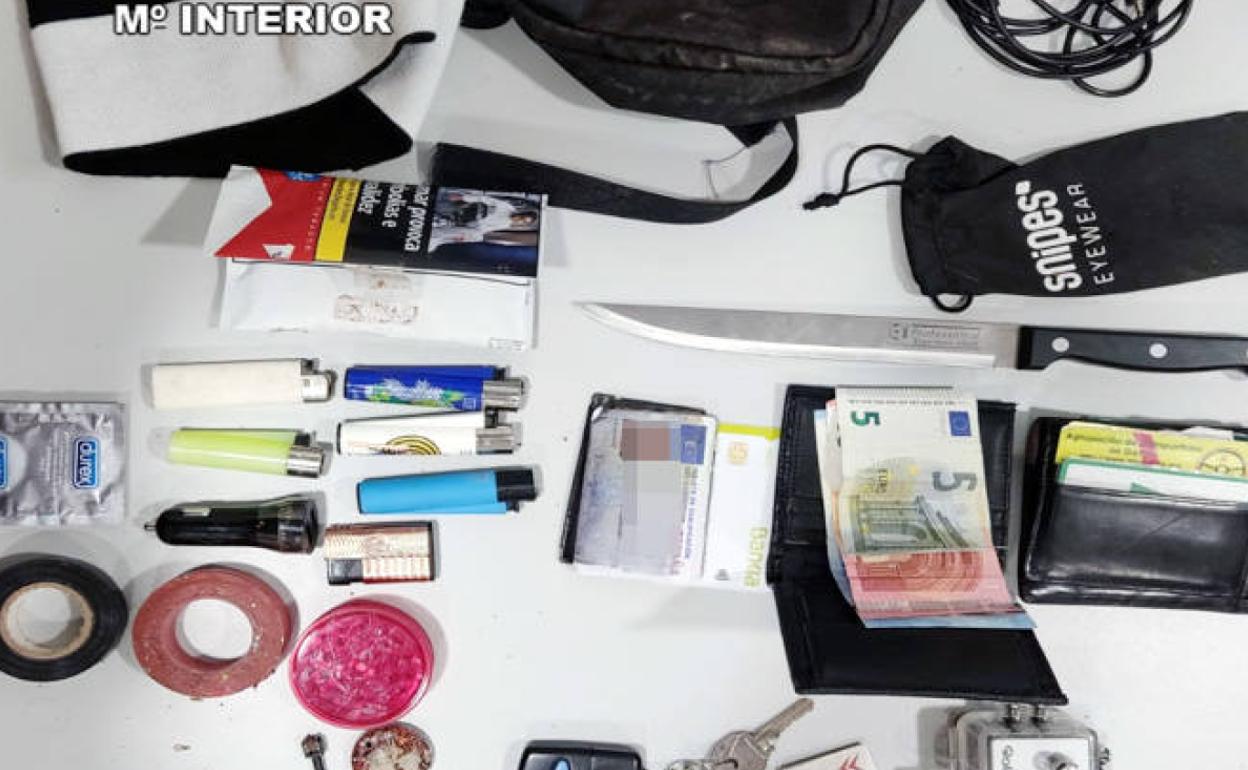 Objetos y dinero incautado por la Benemérita.