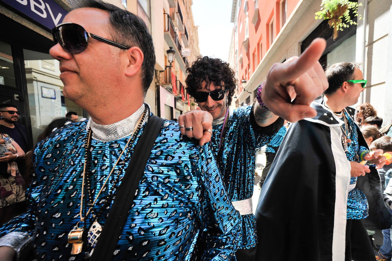 Fotos: El pasacalles de los grupos sardineros, en imágenes