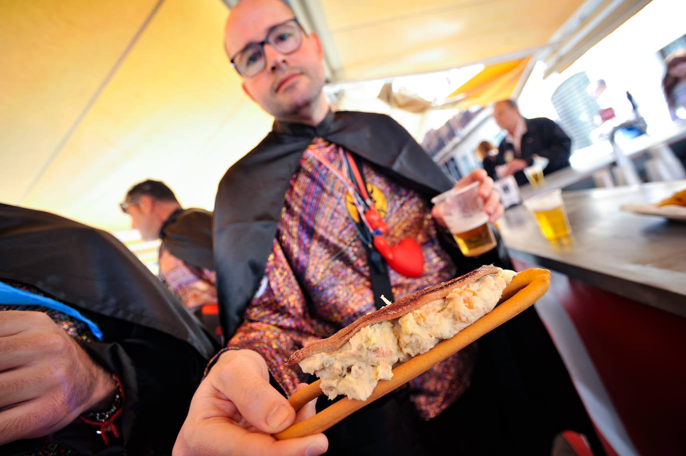 Fotos: El pasacalles de los grupos sardineros, en imágenes