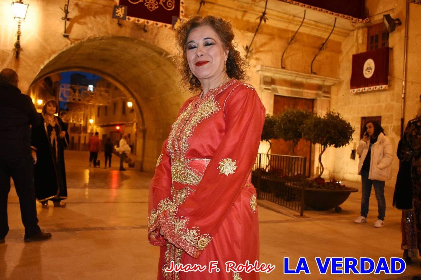 El claustro del castillo acogió anoche el acto de la Jura del Rey Cristiano, organizado por los Caballeros Hospitalarios de San Juan de Jerusalén. Tras la jura y la entrega de presentes, los Reyes Cristianos, Roberto Mateo y Patricia Fernández y el resto de participantes pasaron al interior de la basílica para adorar la Vera Cruz. 