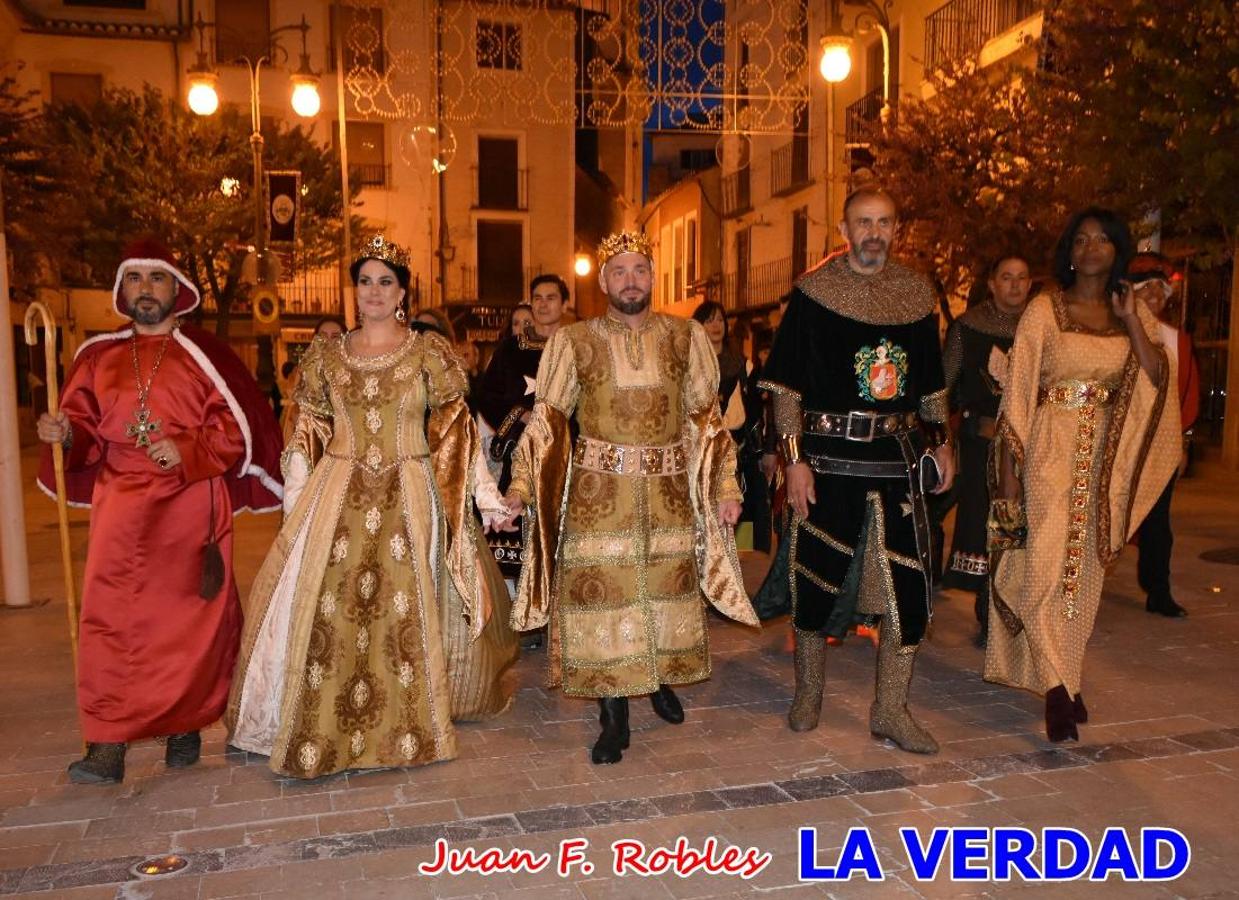 El claustro del castillo acogió anoche el acto de la Jura del Rey Cristiano, organizado por los Caballeros Hospitalarios de San Juan de Jerusalén. Tras la jura y la entrega de presentes, los Reyes Cristianos, Roberto Mateo y Patricia Fernández y el resto de participantes pasaron al interior de la basílica para adorar la Vera Cruz. 