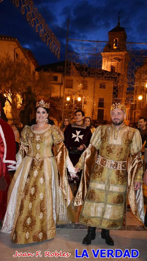 El claustro del castillo acogió anoche el acto de la Jura del Rey Cristiano, organizado por los Caballeros Hospitalarios de San Juan de Jerusalén. Tras la jura y la entrega de presentes, los Reyes Cristianos, Roberto Mateo y Patricia Fernández y el resto de participantes pasaron al interior de la basílica para adorar la Vera Cruz. 