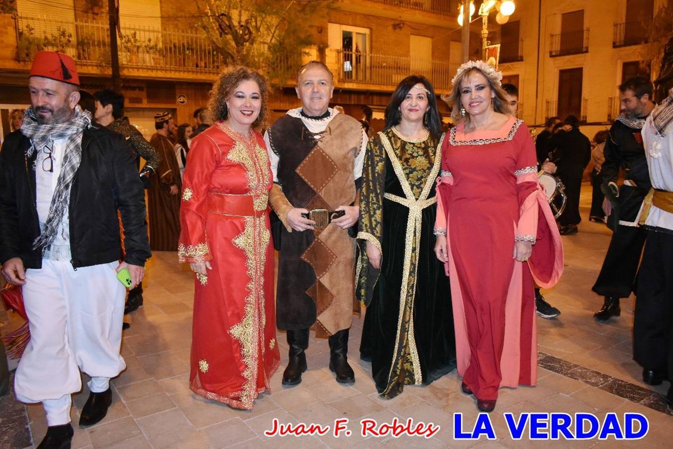 El claustro del castillo acogió anoche el acto de la Jura del Rey Cristiano, organizado por los Caballeros Hospitalarios de San Juan de Jerusalén. Tras la jura y la entrega de presentes, los Reyes Cristianos, Roberto Mateo y Patricia Fernández y el resto de participantes pasaron al interior de la basílica para adorar la Vera Cruz. 