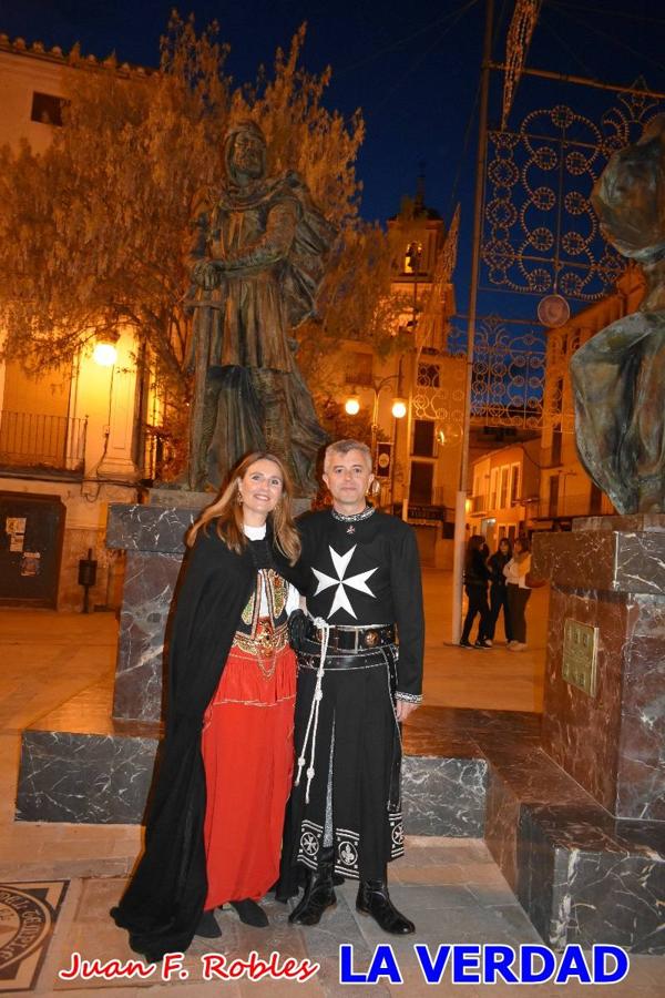 El claustro del castillo acogió anoche el acto de la Jura del Rey Cristiano, organizado por los Caballeros Hospitalarios de San Juan de Jerusalén. Tras la jura y la entrega de presentes, los Reyes Cristianos, Roberto Mateo y Patricia Fernández y el resto de participantes pasaron al interior de la basílica para adorar la Vera Cruz. 