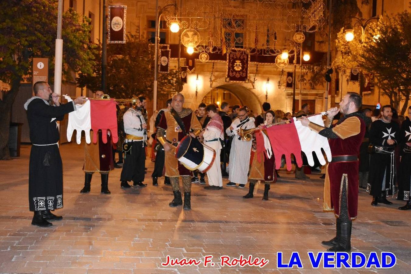 El claustro del castillo acogió anoche el acto de la Jura del Rey Cristiano, organizado por los Caballeros Hospitalarios de San Juan de Jerusalén. Tras la jura y la entrega de presentes, los Reyes Cristianos, Roberto Mateo y Patricia Fernández y el resto de participantes pasaron al interior de la basílica para adorar la Vera Cruz. 