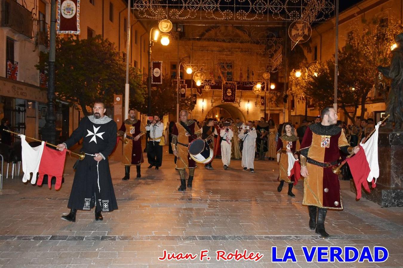 El claustro del castillo acogió anoche el acto de la Jura del Rey Cristiano, organizado por los Caballeros Hospitalarios de San Juan de Jerusalén. Tras la jura y la entrega de presentes, los Reyes Cristianos, Roberto Mateo y Patricia Fernández y el resto de participantes pasaron al interior de la basílica para adorar la Vera Cruz. 