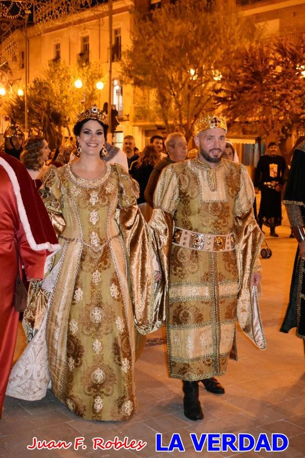 El claustro del castillo acogió anoche el acto de la Jura del Rey Cristiano, organizado por los Caballeros Hospitalarios de San Juan de Jerusalén. Tras la jura y la entrega de presentes, los Reyes Cristianos, Roberto Mateo y Patricia Fernández y el resto de participantes pasaron al interior de la basílica para adorar la Vera Cruz. 
