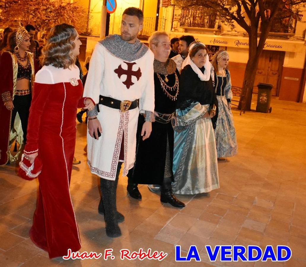 El claustro del castillo acogió anoche el acto de la Jura del Rey Cristiano, organizado por los Caballeros Hospitalarios de San Juan de Jerusalén. Tras la jura y la entrega de presentes, los Reyes Cristianos, Roberto Mateo y Patricia Fernández y el resto de participantes pasaron al interior de la basílica para adorar la Vera Cruz. 