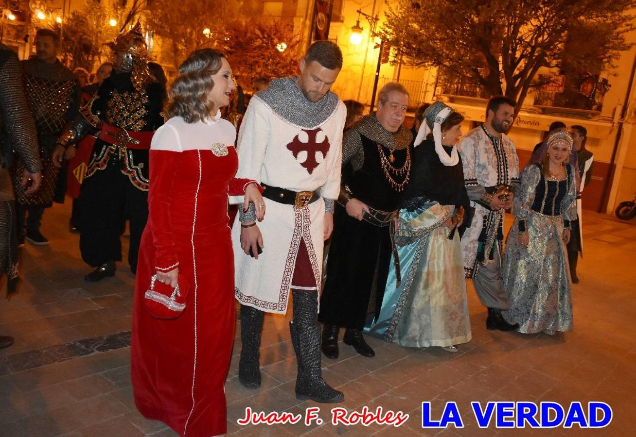 El claustro del castillo acogió anoche el acto de la Jura del Rey Cristiano, organizado por los Caballeros Hospitalarios de San Juan de Jerusalén. Tras la jura y la entrega de presentes, los Reyes Cristianos, Roberto Mateo y Patricia Fernández y el resto de participantes pasaron al interior de la basílica para adorar la Vera Cruz. 