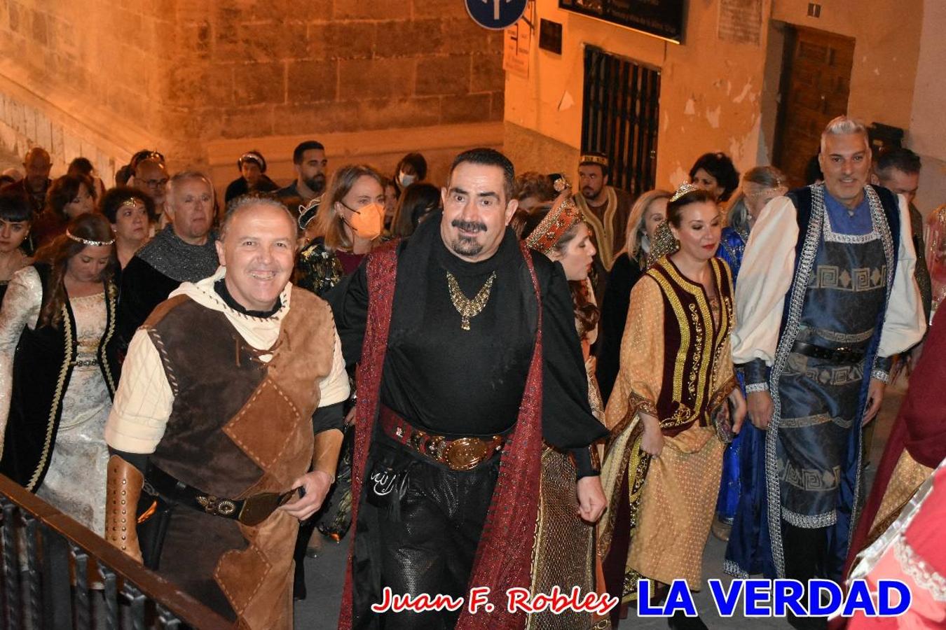 El claustro del castillo acogió anoche el acto de la Jura del Rey Cristiano, organizado por los Caballeros Hospitalarios de San Juan de Jerusalén. Tras la jura y la entrega de presentes, los Reyes Cristianos, Roberto Mateo y Patricia Fernández y el resto de participantes pasaron al interior de la basílica para adorar la Vera Cruz. 