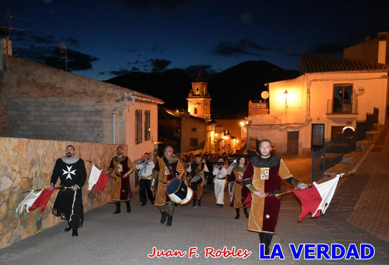 El claustro del castillo acogió anoche el acto de la Jura del Rey Cristiano, organizado por los Caballeros Hospitalarios de San Juan de Jerusalén. Tras la jura y la entrega de presentes, los Reyes Cristianos, Roberto Mateo y Patricia Fernández y el resto de participantes pasaron al interior de la basílica para adorar la Vera Cruz. 
