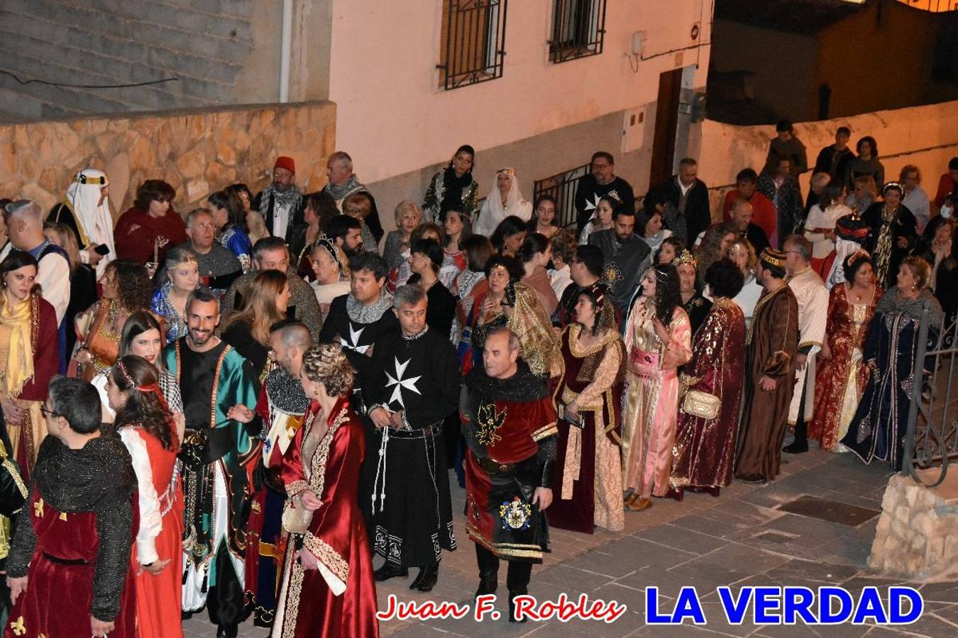 El claustro del castillo acogió anoche el acto de la Jura del Rey Cristiano, organizado por los Caballeros Hospitalarios de San Juan de Jerusalén. Tras la jura y la entrega de presentes, los Reyes Cristianos, Roberto Mateo y Patricia Fernández y el resto de participantes pasaron al interior de la basílica para adorar la Vera Cruz. 