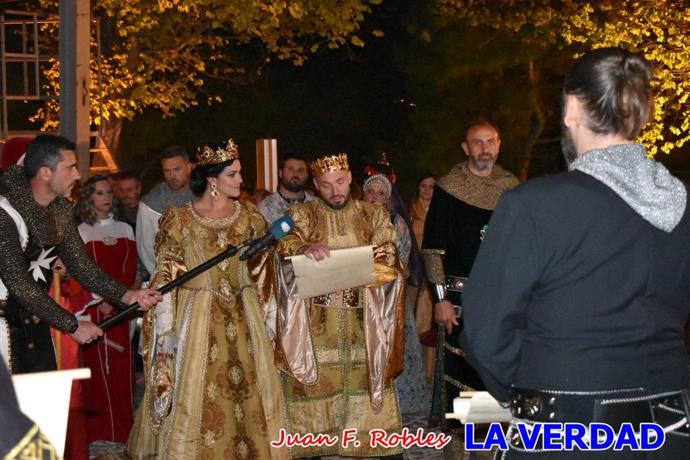 El claustro del castillo acogió anoche el acto de la Jura del Rey Cristiano, organizado por los Caballeros Hospitalarios de San Juan de Jerusalén. Tras la jura y la entrega de presentes, los Reyes Cristianos, Roberto Mateo y Patricia Fernández y el resto de participantes pasaron al interior de la basílica para adorar la Vera Cruz. 