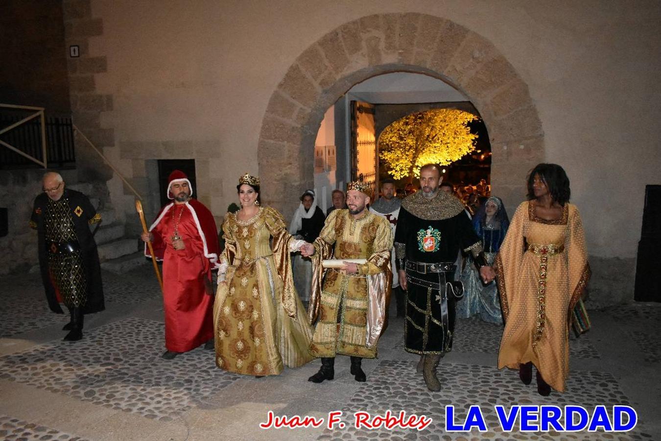 El claustro del castillo acogió anoche el acto de la Jura del Rey Cristiano, organizado por los Caballeros Hospitalarios de San Juan de Jerusalén. Tras la jura y la entrega de presentes, los Reyes Cristianos, Roberto Mateo y Patricia Fernández y el resto de participantes pasaron al interior de la basílica para adorar la Vera Cruz. 