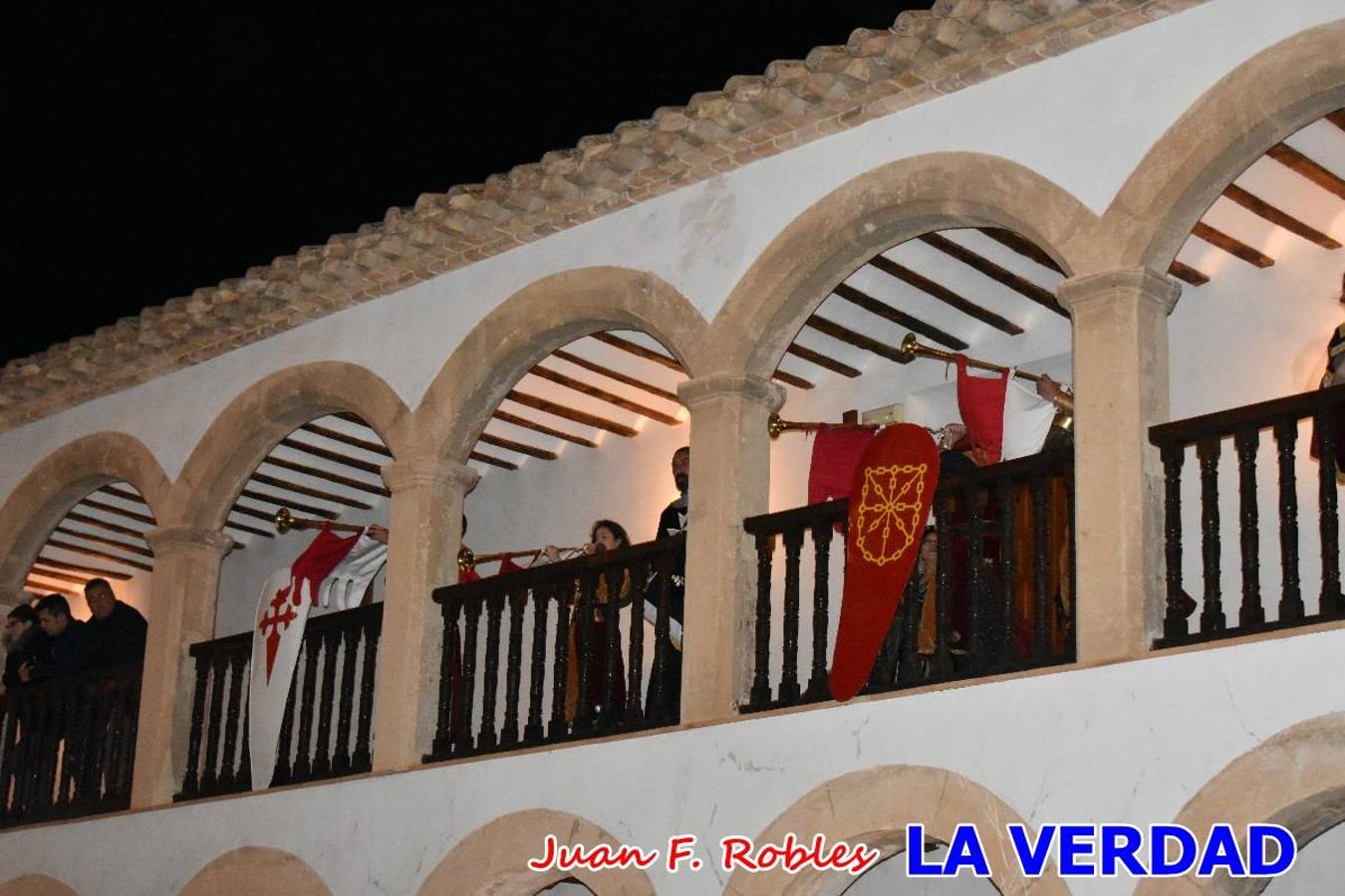 El claustro del castillo acogió anoche el acto de la Jura del Rey Cristiano, organizado por los Caballeros Hospitalarios de San Juan de Jerusalén. Tras la jura y la entrega de presentes, los Reyes Cristianos, Roberto Mateo y Patricia Fernández y el resto de participantes pasaron al interior de la basílica para adorar la Vera Cruz. 