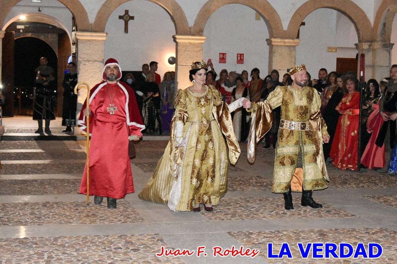 El claustro del castillo acogió anoche el acto de la Jura del Rey Cristiano, organizado por los Caballeros Hospitalarios de San Juan de Jerusalén. Tras la jura y la entrega de presentes, los Reyes Cristianos, Roberto Mateo y Patricia Fernández y el resto de participantes pasaron al interior de la basílica para adorar la Vera Cruz. 