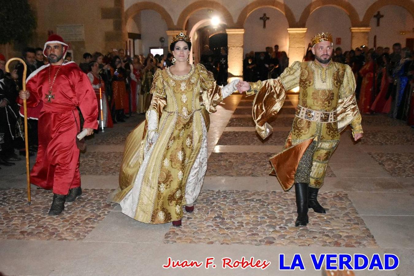 El claustro del castillo acogió anoche el acto de la Jura del Rey Cristiano, organizado por los Caballeros Hospitalarios de San Juan de Jerusalén. Tras la jura y la entrega de presentes, los Reyes Cristianos, Roberto Mateo y Patricia Fernández y el resto de participantes pasaron al interior de la basílica para adorar la Vera Cruz. 